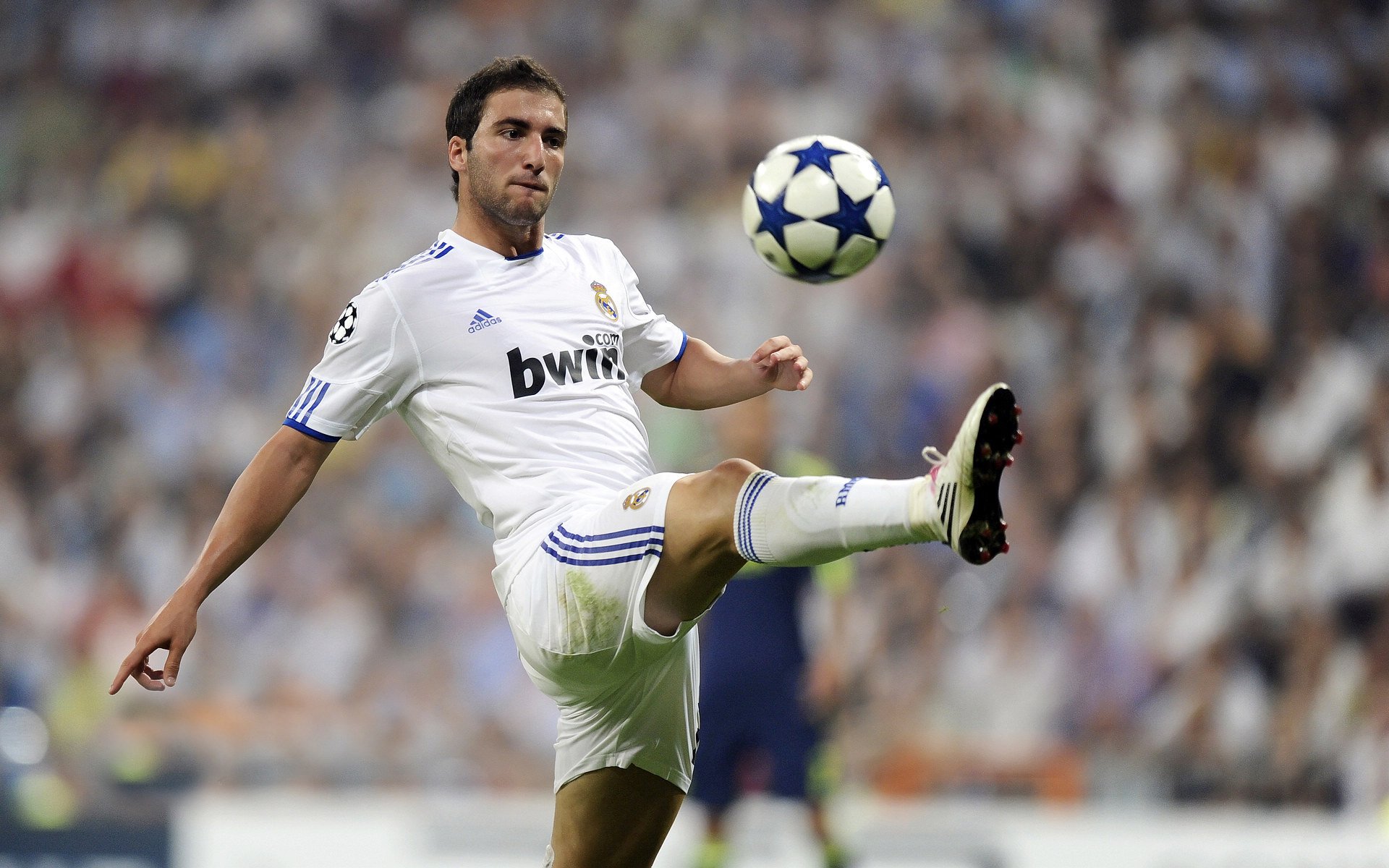 德布劳内打出统治级数据,苏格兰压哨击败莱比锡红牛,双线战场上的战术启示