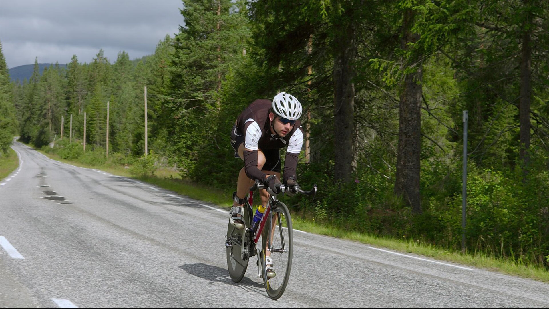 开云体育-芬兰全面压制巴黎，凯塞多关键制胜，北欧铁骑的战术革命与足球哲学